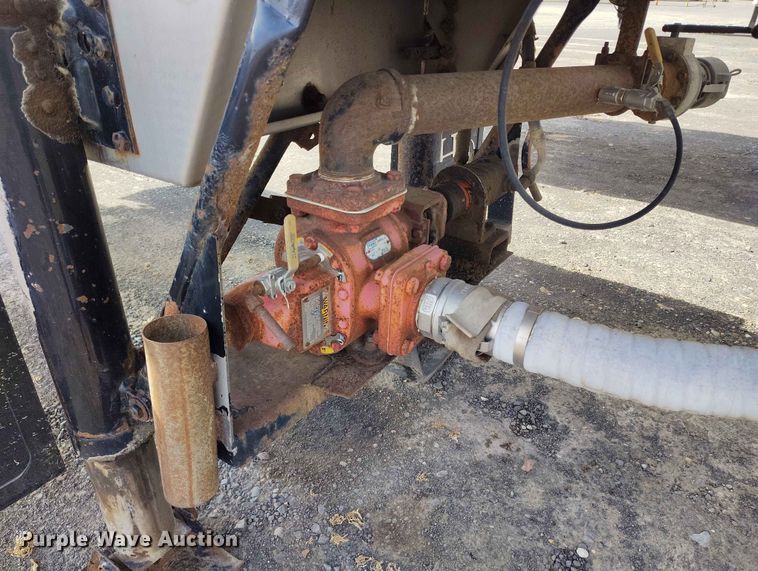 image for item EW1015 1999 Beall tank trailer