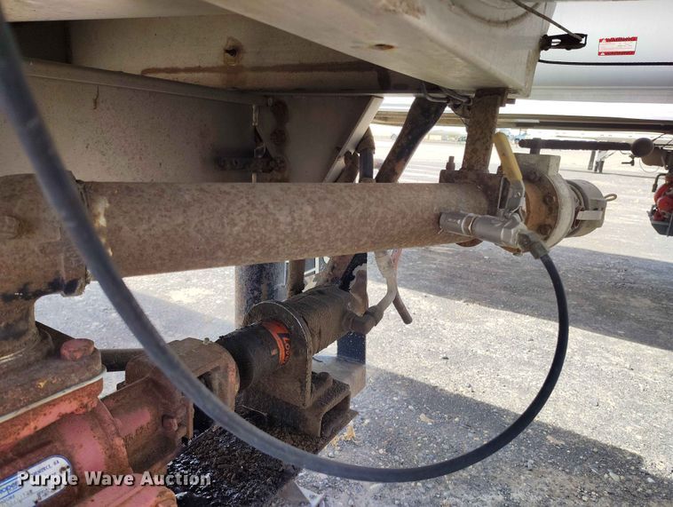 image for item EW1015 1999 Beall tank trailer