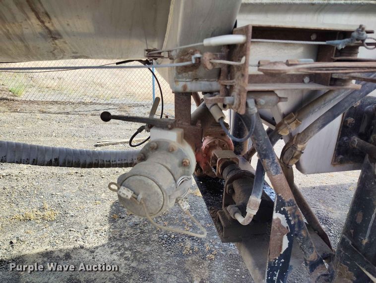 image for item EW1015 1999 Beall tank trailer