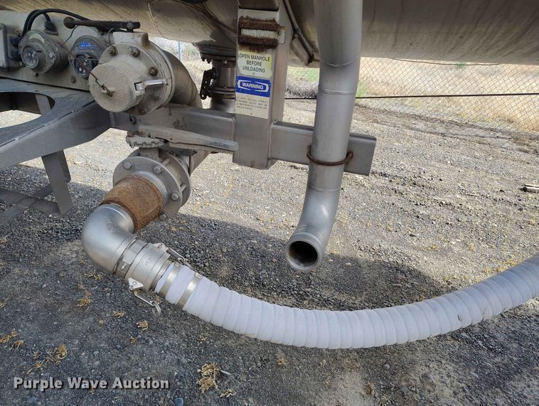 image for item EW1015 1999 Beall tank trailer
