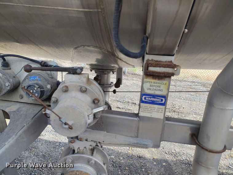 image for item EW1015 1999 Beall tank trailer