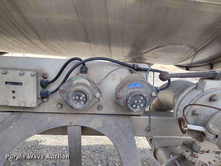 image for item EW1015 1999 Beall tank trailer