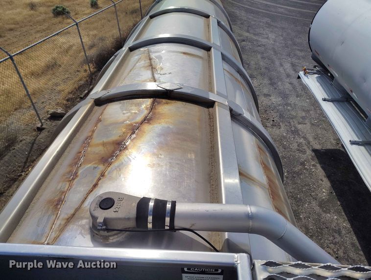 image for item EW1015 1999 Beall tank trailer