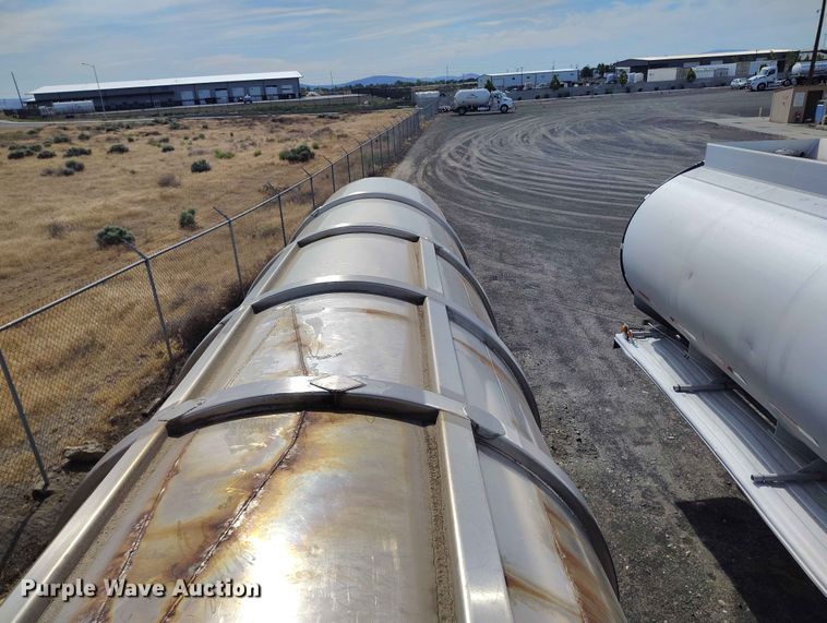 image for item EW1015 1999 Beall tank trailer