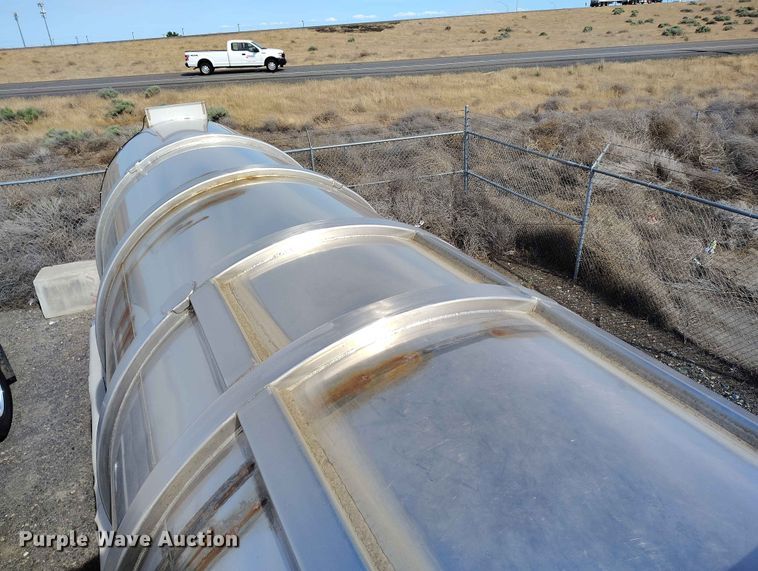 image for item EW1015 1999 Beall tank trailer