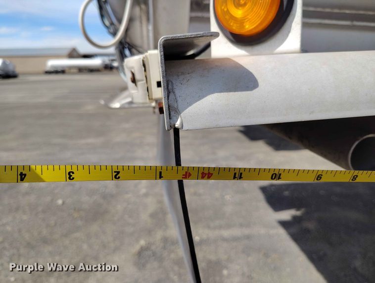 image for item EW1015 1999 Beall tank trailer