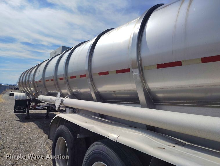 image for item EW1015 1999 Beall tank trailer