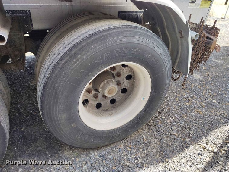 image for item EW1015 1999 Beall tank trailer