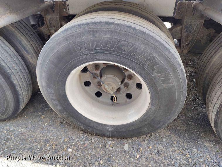 image for item EW1015 1999 Beall tank trailer