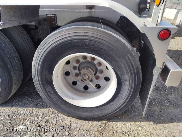 image for item EW1015 1999 Beall tank trailer