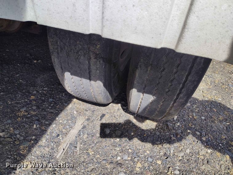 image for item EW1015 1999 Beall tank trailer