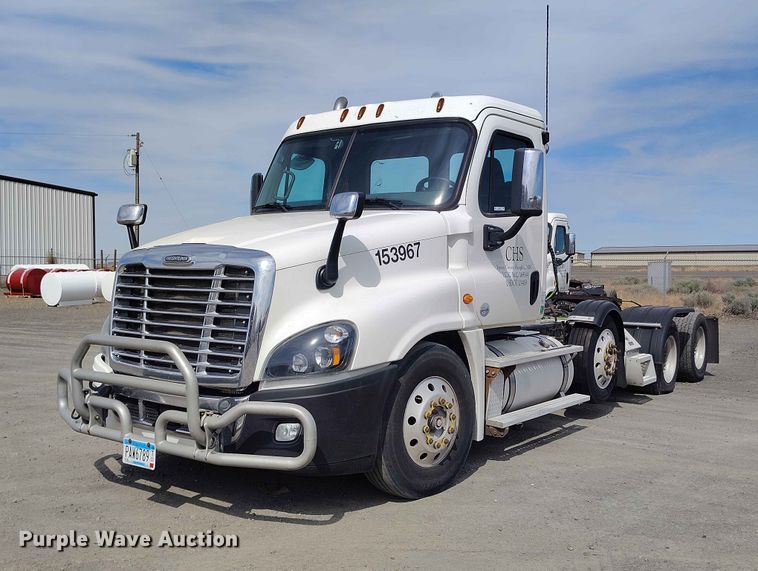 image for item EW1016 2015 Freightliner Cascadia semi truck