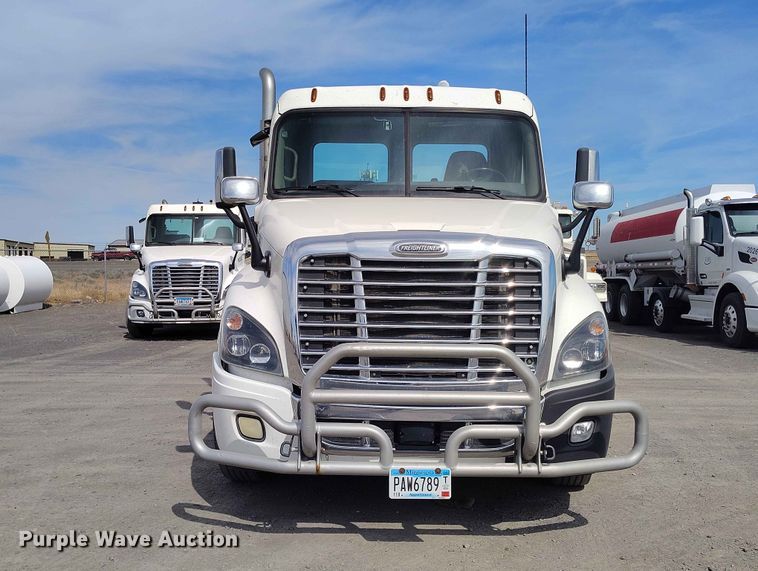 image for item EW1016 2015 Freightliner Cascadia semi truck
