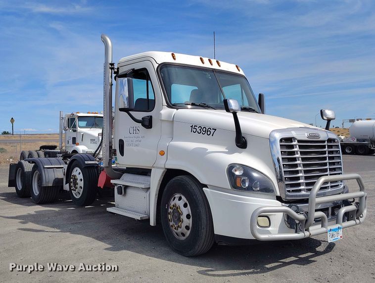 image for item EW1016 2015 Freightliner Cascadia semi truck