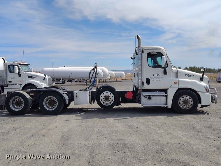 image for item EW1016 2015 Freightliner Cascadia semi truck