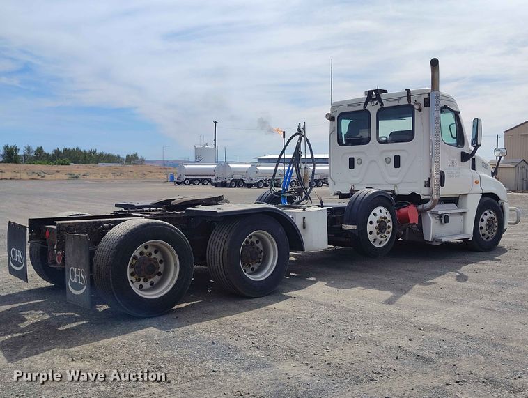 image for item EW1016 2015 Freightliner Cascadia semi truck