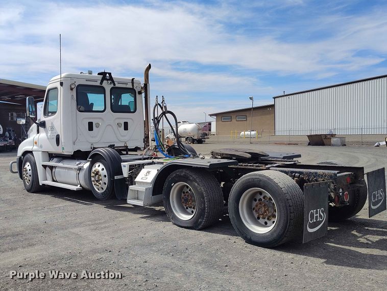 image for item EW1016 2015 Freightliner Cascadia semi truck