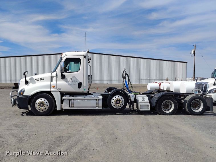 image for item EW1016 2015 Freightliner Cascadia semi truck