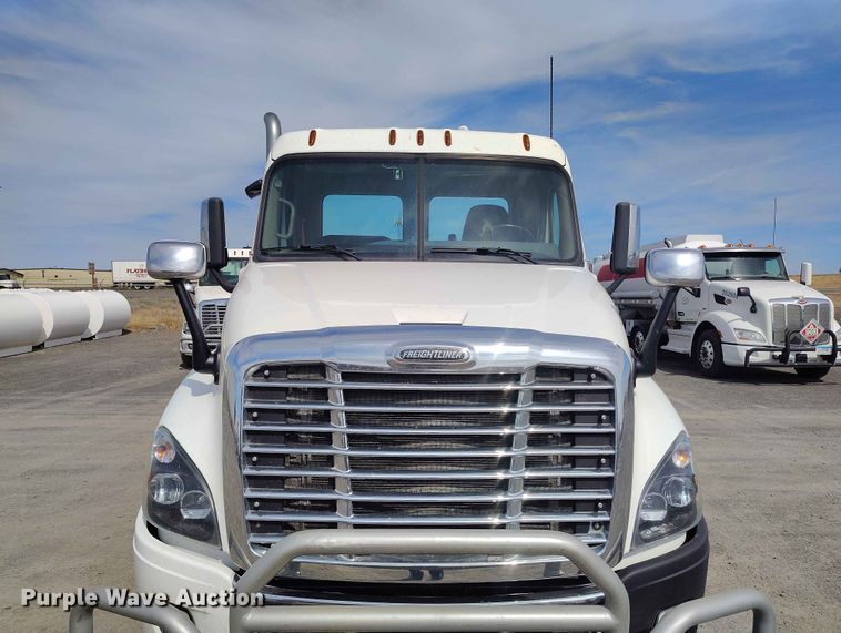 image for item EW1016 2015 Freightliner Cascadia semi truck