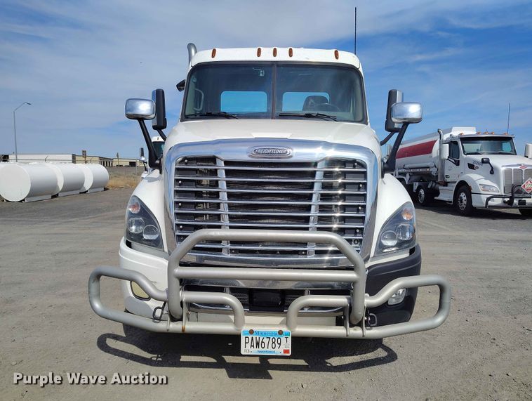 image for item EW1016 2015 Freightliner Cascadia semi truck