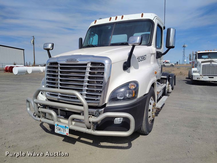 image for item EW1016 2015 Freightliner Cascadia semi truck