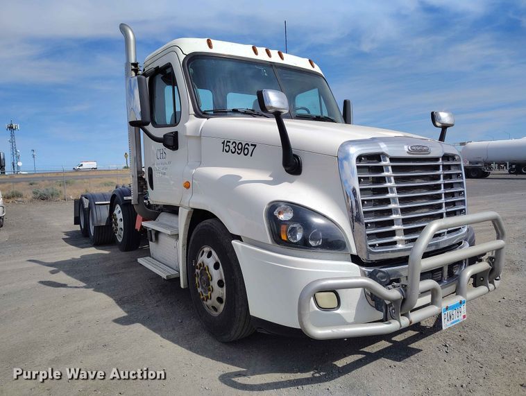 image for item EW1016 2015 Freightliner Cascadia semi truck
