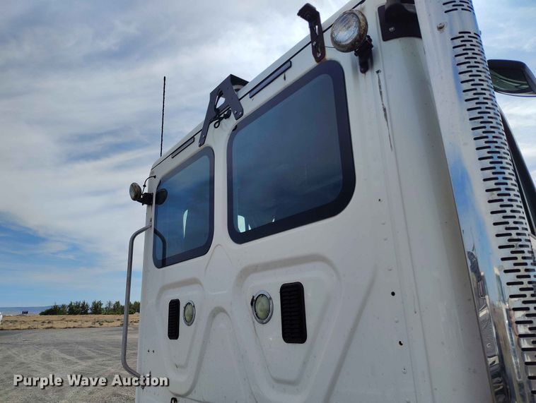 image for item EW1016 2015 Freightliner Cascadia semi truck