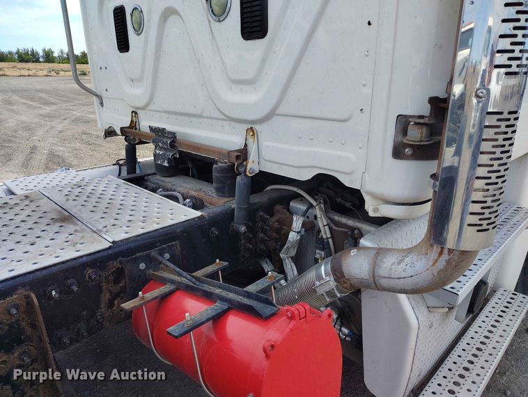 image for item EW1016 2015 Freightliner Cascadia semi truck