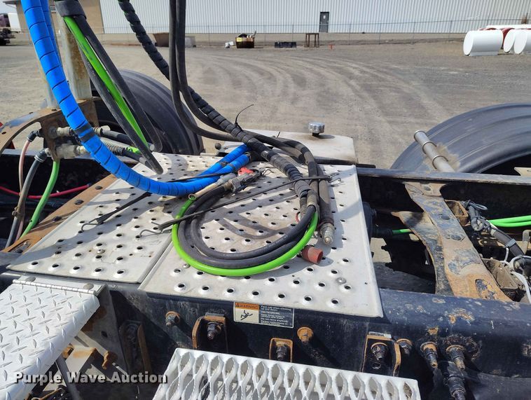 image for item EW1016 2015 Freightliner Cascadia semi truck