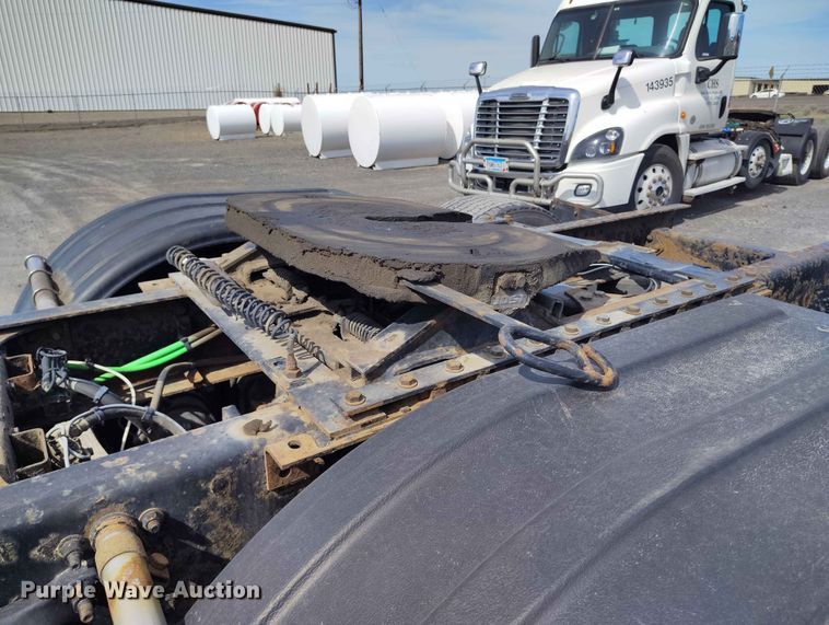 image for item EW1016 2015 Freightliner Cascadia semi truck
