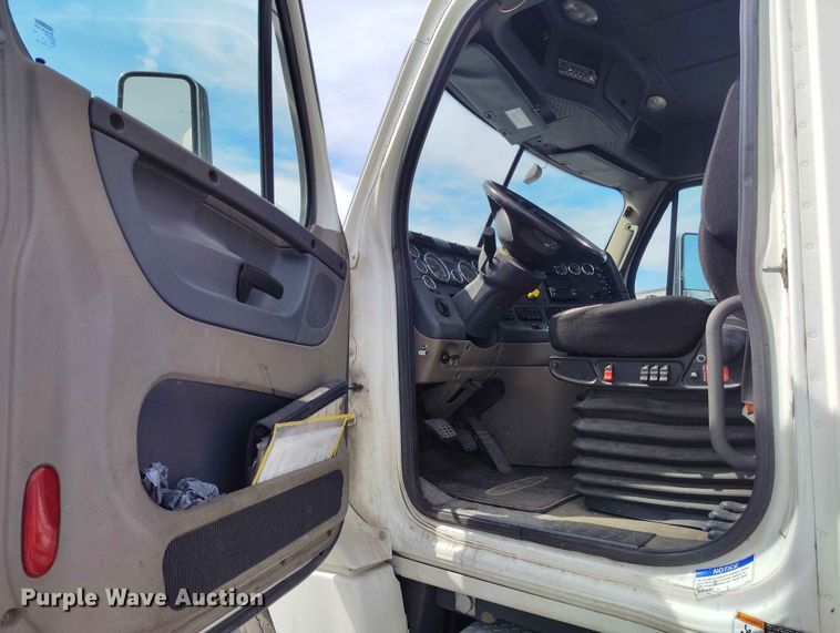 image for item EW1016 2015 Freightliner Cascadia semi truck