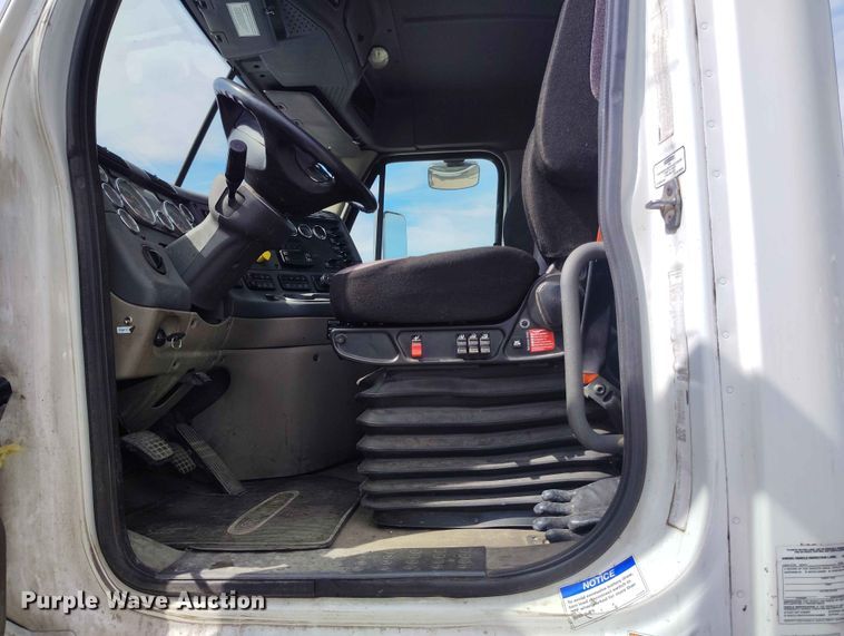 image for item EW1016 2015 Freightliner Cascadia semi truck