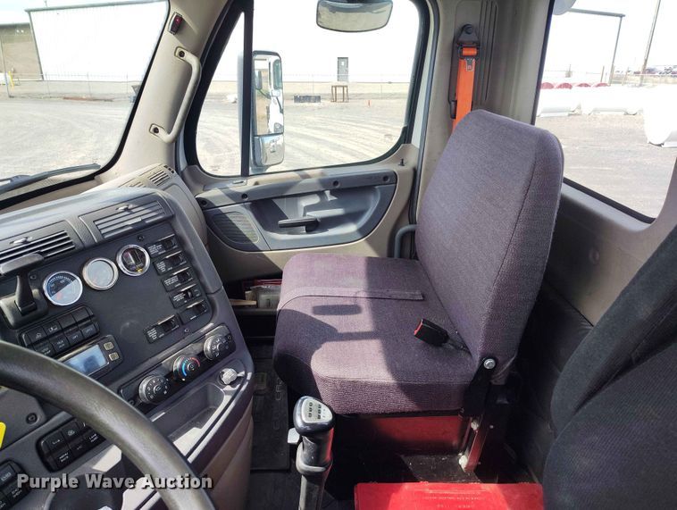 image for item EW1016 2015 Freightliner Cascadia semi truck