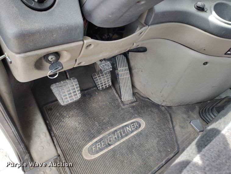 image for item EW1016 2015 Freightliner Cascadia semi truck