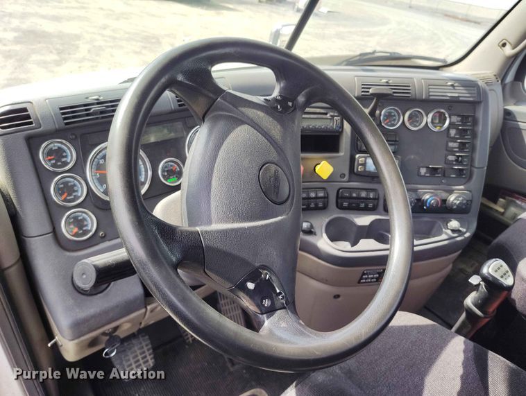 image for item EW1016 2015 Freightliner Cascadia semi truck