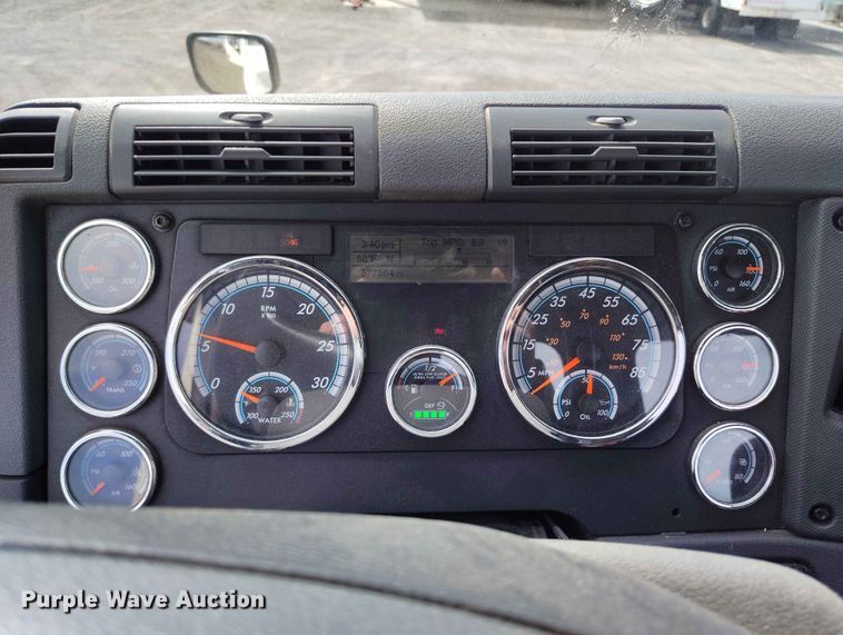 image for item EW1016 2015 Freightliner Cascadia semi truck