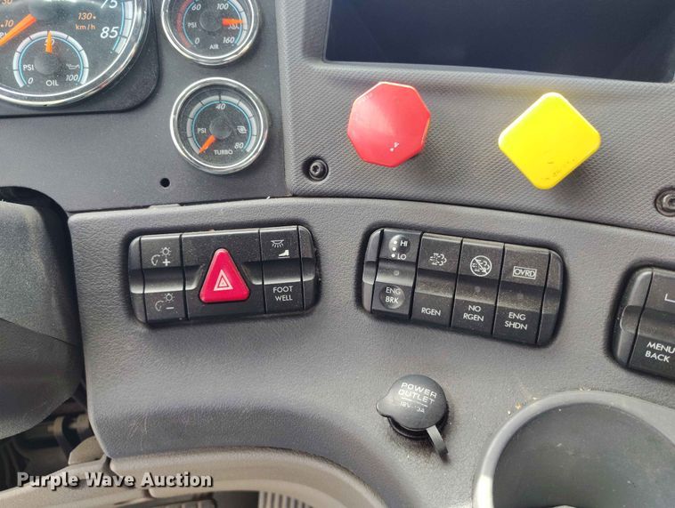 image for item EW1016 2015 Freightliner Cascadia semi truck