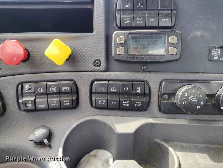 image for item EW1016 2015 Freightliner Cascadia semi truck