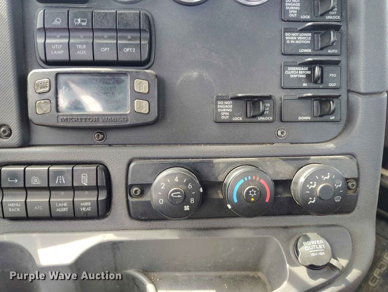 image for item EW1016 2015 Freightliner Cascadia semi truck