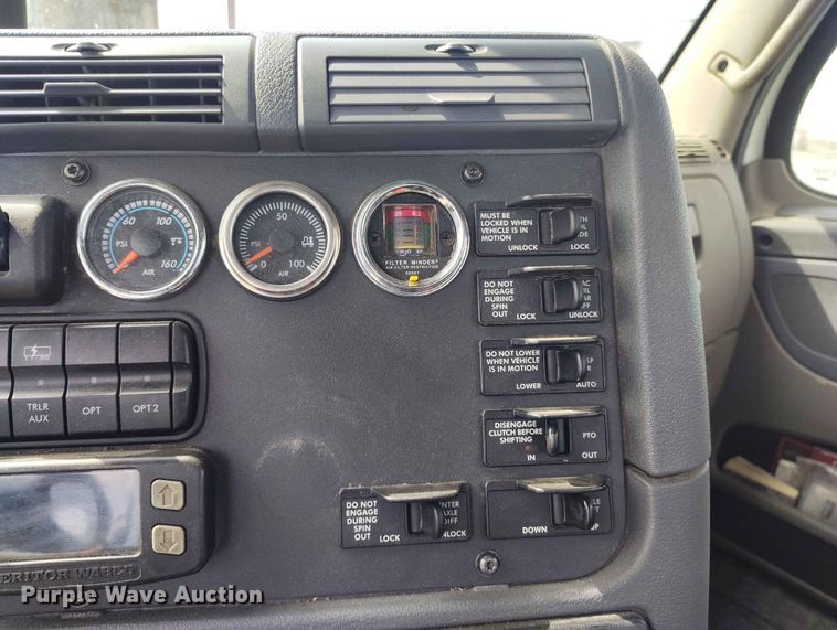 image for item EW1016 2015 Freightliner Cascadia semi truck