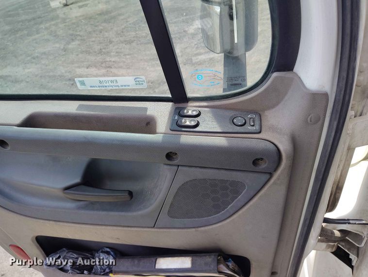 image for item EW1016 2015 Freightliner Cascadia semi truck