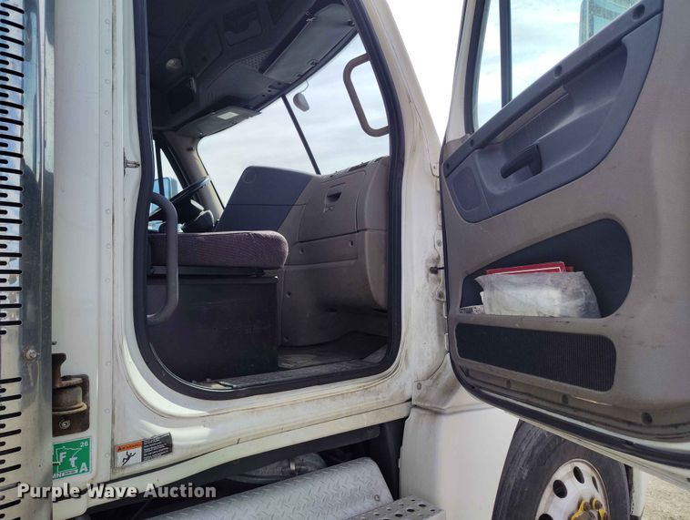 image for item EW1016 2015 Freightliner Cascadia semi truck