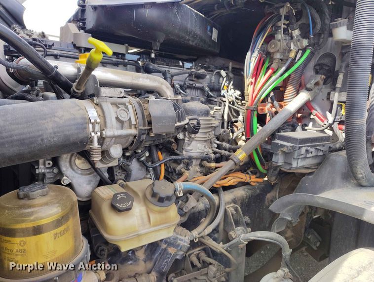 image for item EW1016 2015 Freightliner Cascadia semi truck