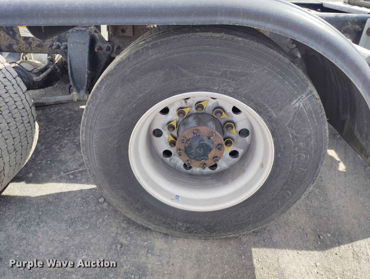 image for item EW1016 2015 Freightliner Cascadia semi truck