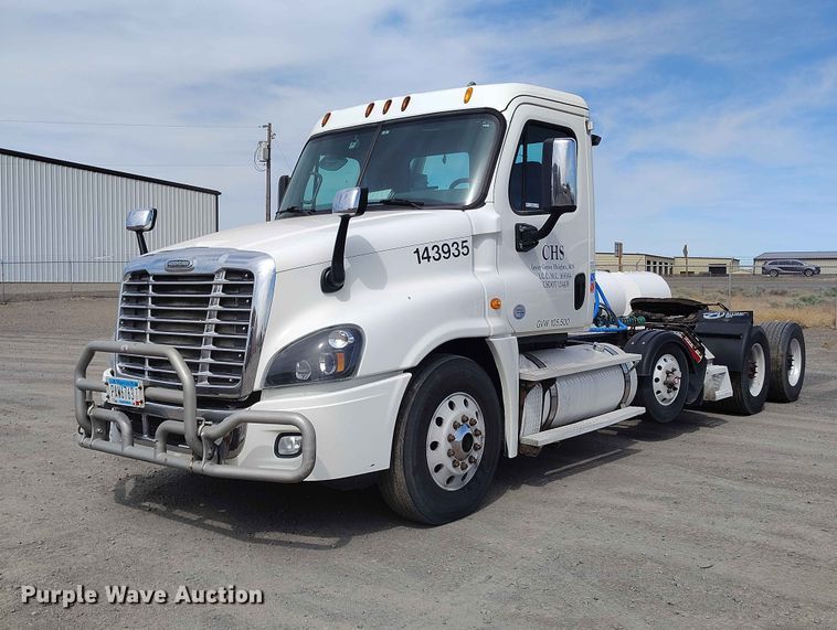 image for item EW1017 2014 Freightliner Cascadia semi truck