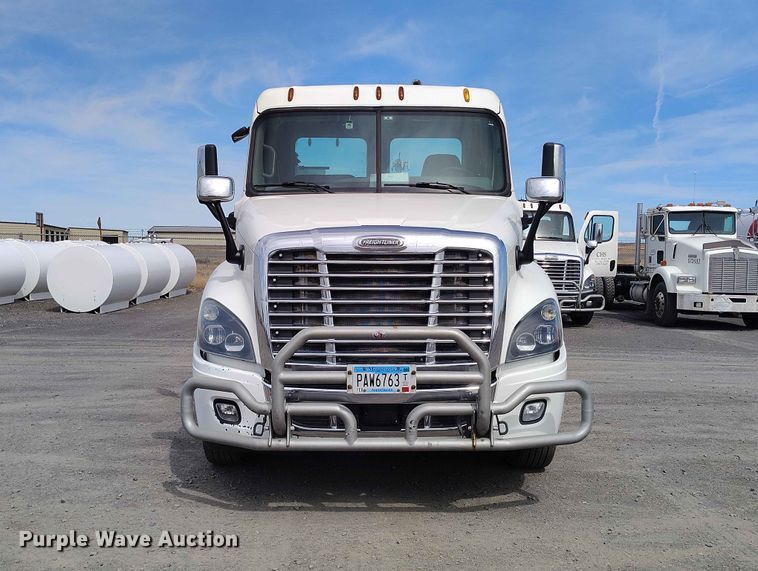 image for item EW1017 2014 Freightliner Cascadia semi truck
