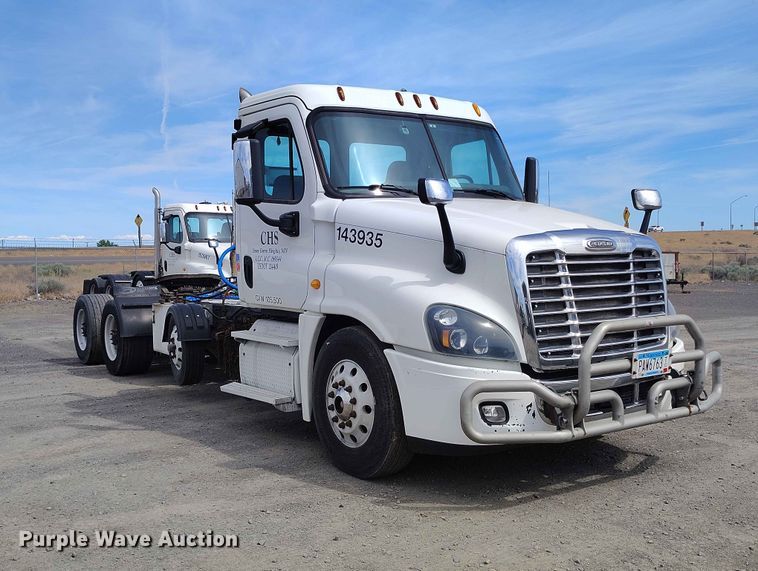 image for item EW1017 2014 Freightliner Cascadia semi truck