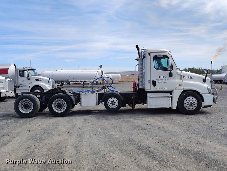 image for item EW1017 2014 Freightliner Cascadia semi truck