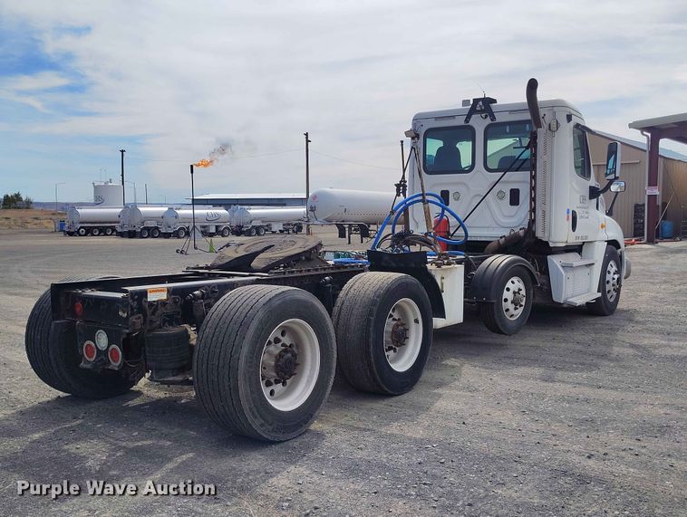 image for item EW1017 2014 Freightliner Cascadia semi truck