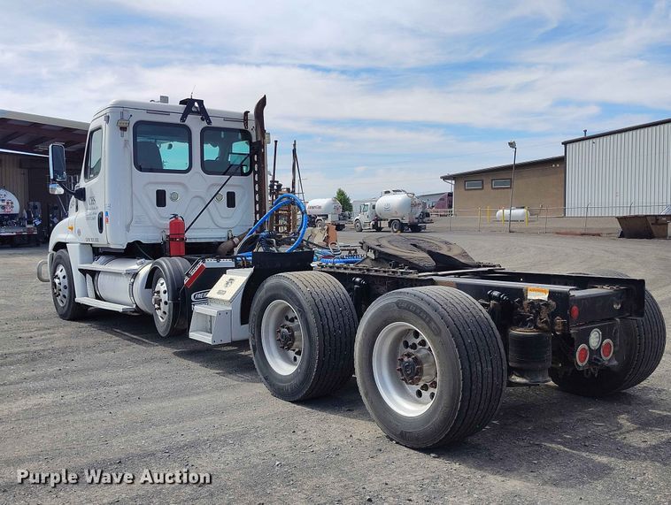 image for item EW1017 2014 Freightliner Cascadia semi truck